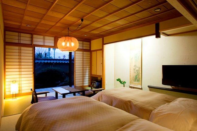 Zweibettzimmer mit Ausblick, Ryokan Hidatei Hanaougi, Takayama, Japan Reise