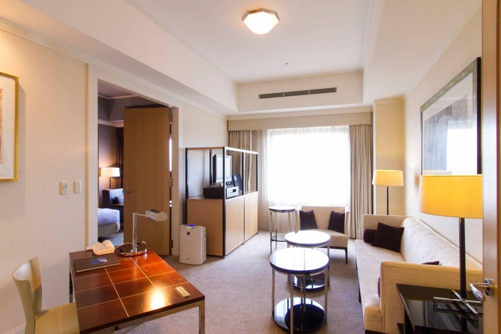 Japan Reise, Hotel Nikko Kumamoto, Suite, Wohnzimmer mit Schreibtisch