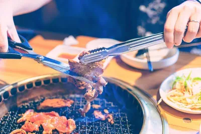 Traditionelles Yakiniku Barbecue, Japan Südkorea Rundreise