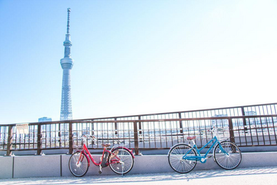 Fahrräder auf der Brücke am Sumida River mit Blick auf Tokyo, Asakusa, Japan Städtereise