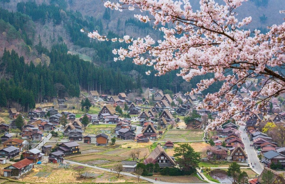 Traditionelle Häuser in Shirakawago, Frühling, Japan Reise