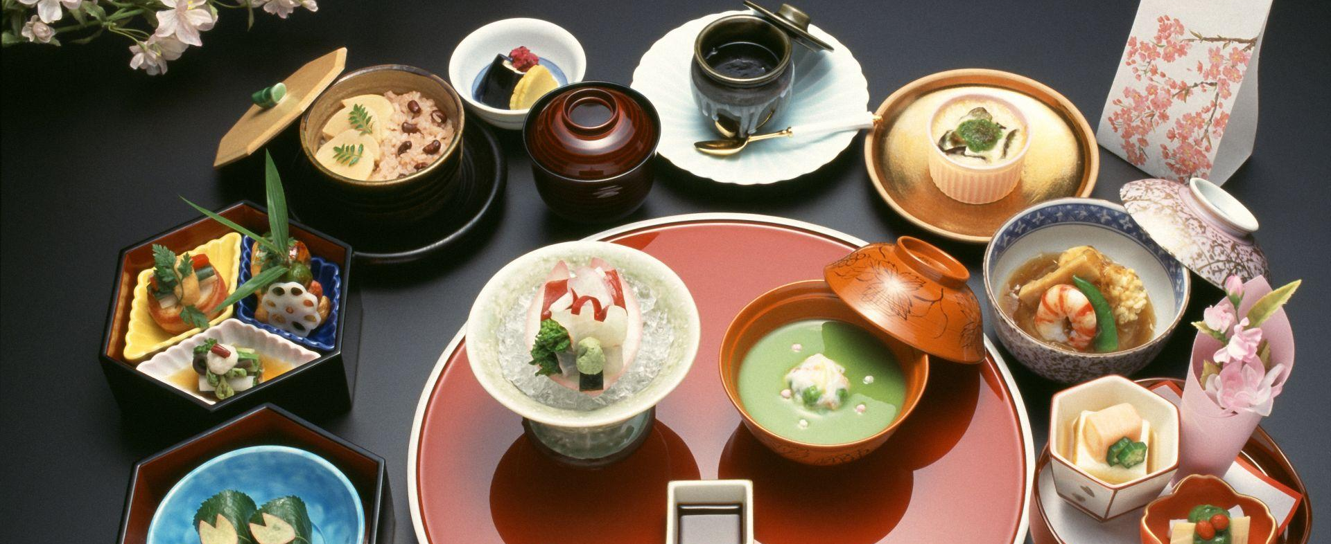 Japan Reise, Kaiseki, gedeckter Tisch mit Feuerstelle