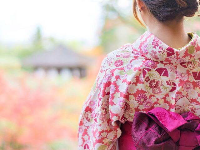 Frau in traditionellem Kimono, Japan Reisen